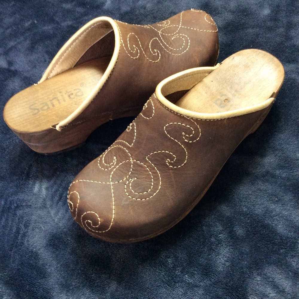 Sanita Embroidered Slip on Leather Clogs sz 37